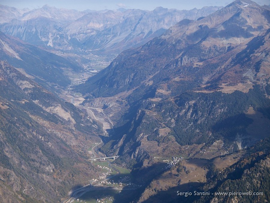 10 Alta Valtellina con Bormio sullo sfondo.JPG